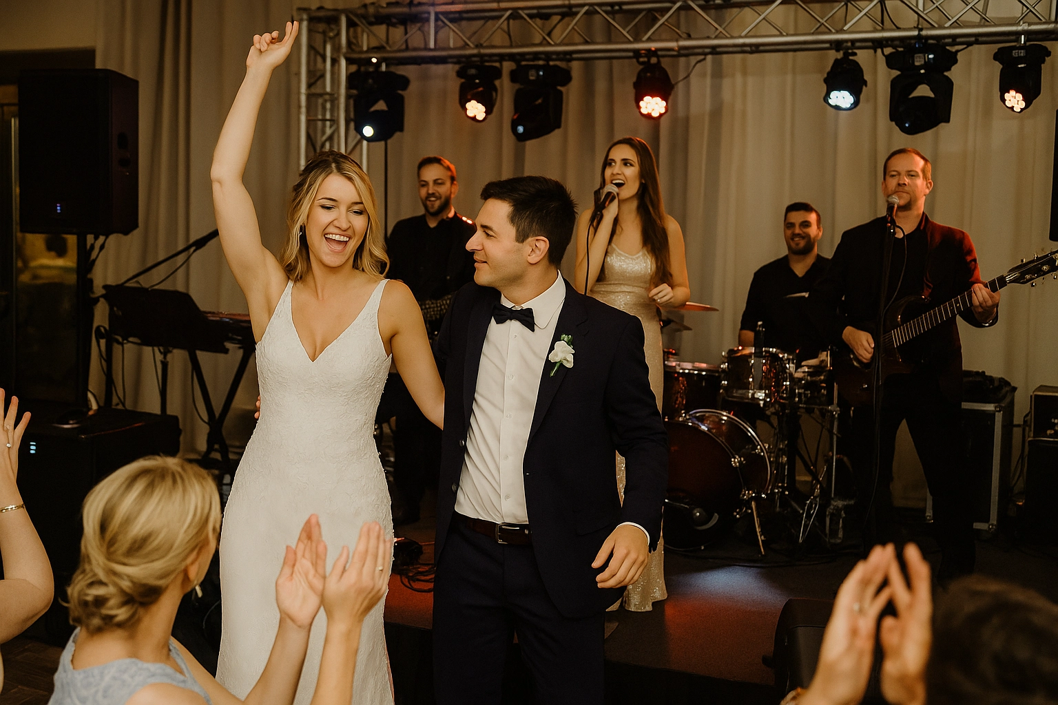 Mladenci plešu prvi ples dok bend svira uživo na venčanju